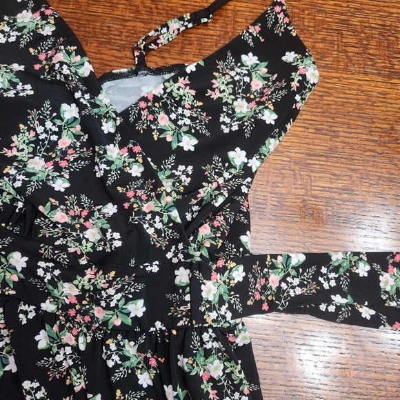 NWOT Kaileigh Jumpsuit; Black Floral size Small cropped leg with pockets - Picture 10 of 12